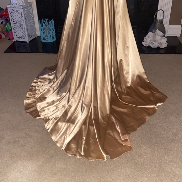 Absolutely positively gorgeous gold gown - Picture 3 of 6